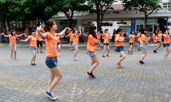 Trước đó là phần trình diễn flash mod... trên cạn