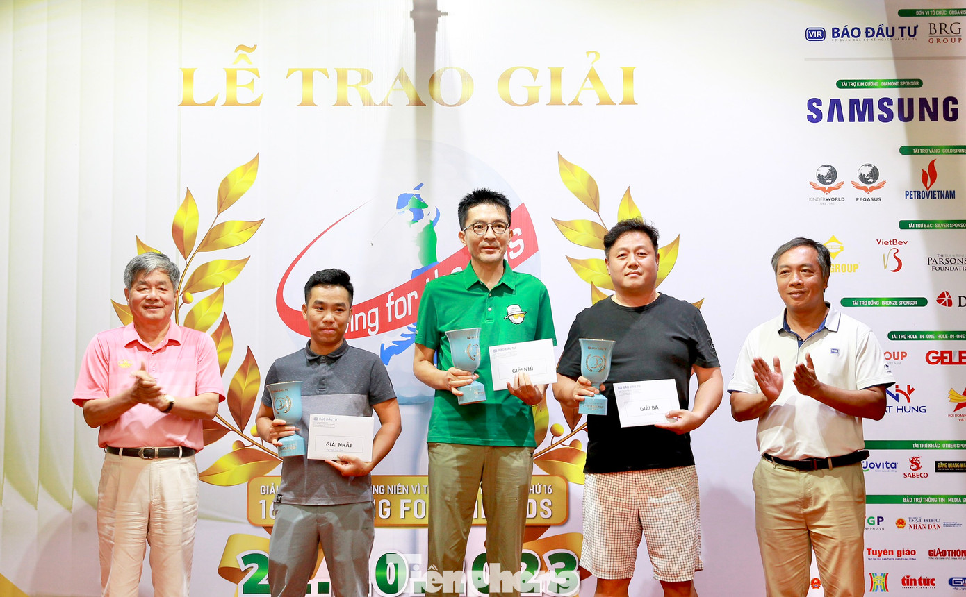Nguyên Bộ trưởng Bộ Kế hoạch và Đầu tư Bùi Quang Vinh (bìa trái) và ông Lê Trọng Minh, Tổng Biên tập Báo Đầu tư trao giải cho các tay golf xuất sắc.