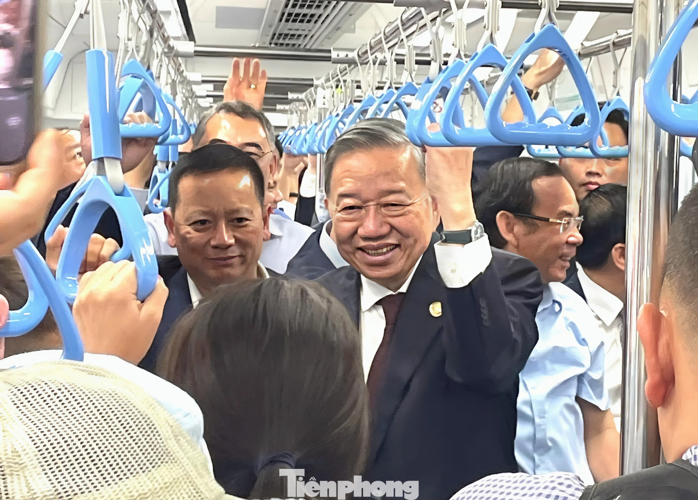 Tổng Bí thư Tô Lâm trò chuyện với hành khách đi tàu metro TPHCM. Ảnh: HURC1 cung cấp