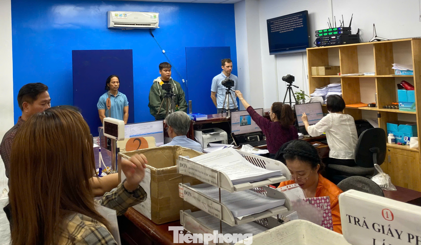 Các điểm cấp đổi giấy phép lái xe (GPLX) của sở Giao thông vận tải (nay là Sở Giao thông công chánh) TPHCM sẽ tiếp nhận hồ sơ đến 12 giờ trưa nay để kết thúc hồ sơ. Từ ngày mai (1/3), nhiệm vụ cấp GPLX sẽ do ngành công an thực hiện. Ảnh: Hữu Huy