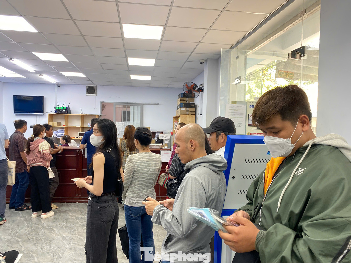 Người dân chờ đến lượt làm thủ tục cấp đổi GPLX tại địa chỉ số 252 Lý Chính Thắng, phường 9, quận 3 vào sáng 28/2. Ảnh: Hữu Huy