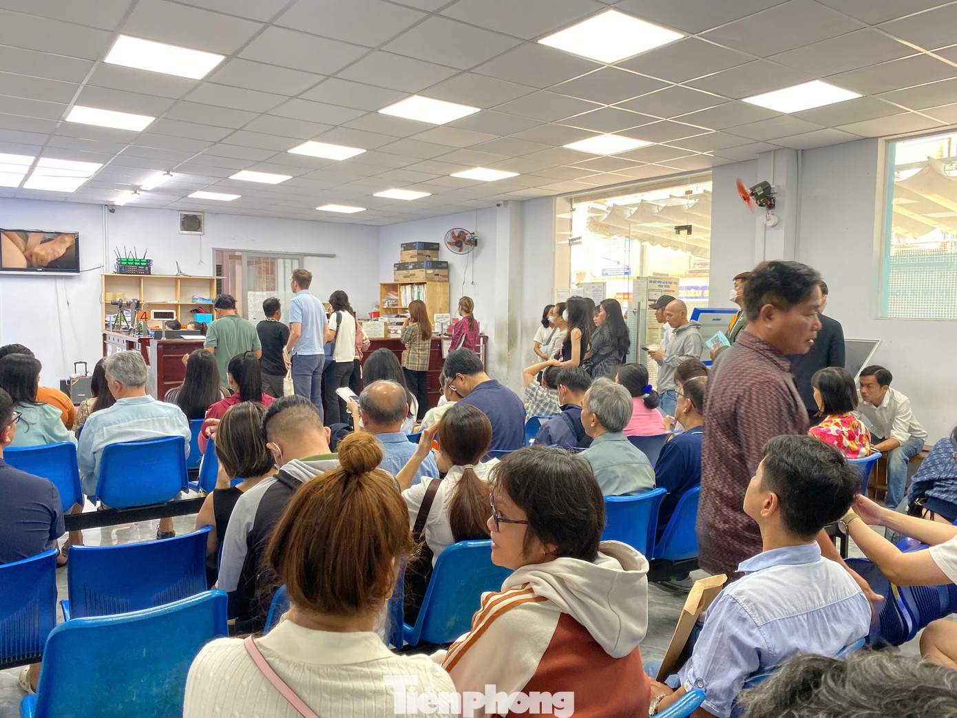 Người dân chờ làm thủ tục cấp đổi GPLX tại địa chỉ số 252 Lý Chính Thắng, phường 9, quận 3 vào sáng 28/2. Ảnh: Hữu Huy