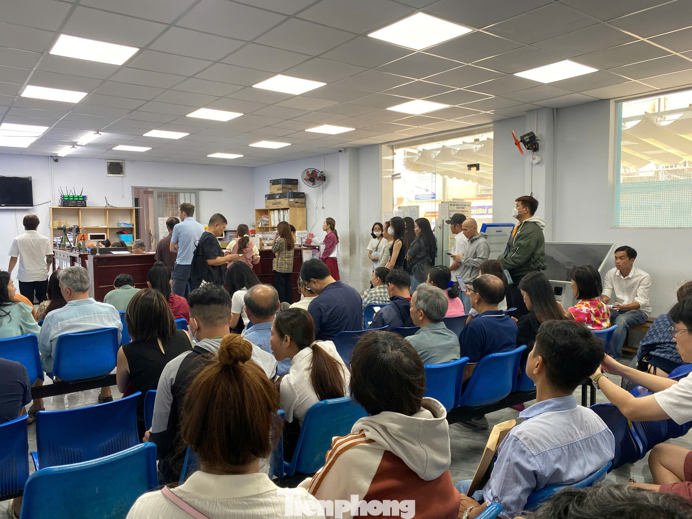 Người dân đến làm thủ tục cấp đổi GPLX tại địa chỉ số 252 Lý Chính Thắng, phường 9, quận 3 vào sáng 28/2. Ảnh: Hữu Huy