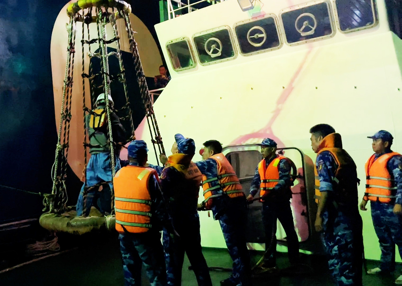 Lực lượng chức năng tiếp nhận thuyền viên trên tàu Danisa (quốc tịch Panama) về tàu CSB 2011 để đưa về bờ cấp cứu. Nguồn ảnh: Bộ Tư lệnh Vùng Cảnh sát biển 3 Lực lượng chức năng tiếp nhận thuyền viên trên tàu Danisa (quốc tịch Panama) về tàu CSB 2011 để đưa về bờ cấp cứu. Nguồn ảnh: Bộ Tư lệnh Vùng Cảnh sát biển 3