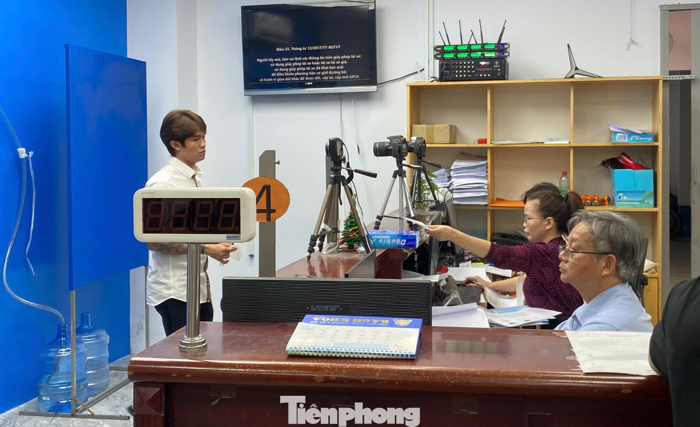 Các điểm cấp đổi giấy phép lái xe (GPLX) của sở Giao thông vận tải (nay là Sở Giao thông công chánh) TPHCM sẽ tiếp nhận hồ sơ đến 12 giờ trưa nay để kết thúc hồ sơ. Từ ngày mai (1/3), nhiệm vụ cấp GPLX sẽ do ngành công an thực hiện. Ảnh: Hữu Huy