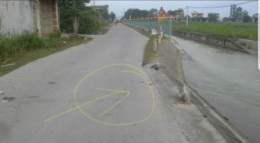 Tai nạn trong đêm: Bố chết, mẹ văng xuống sông, bé 4 tuổi gào khóc nhờ tìm mẹ ảnh 2