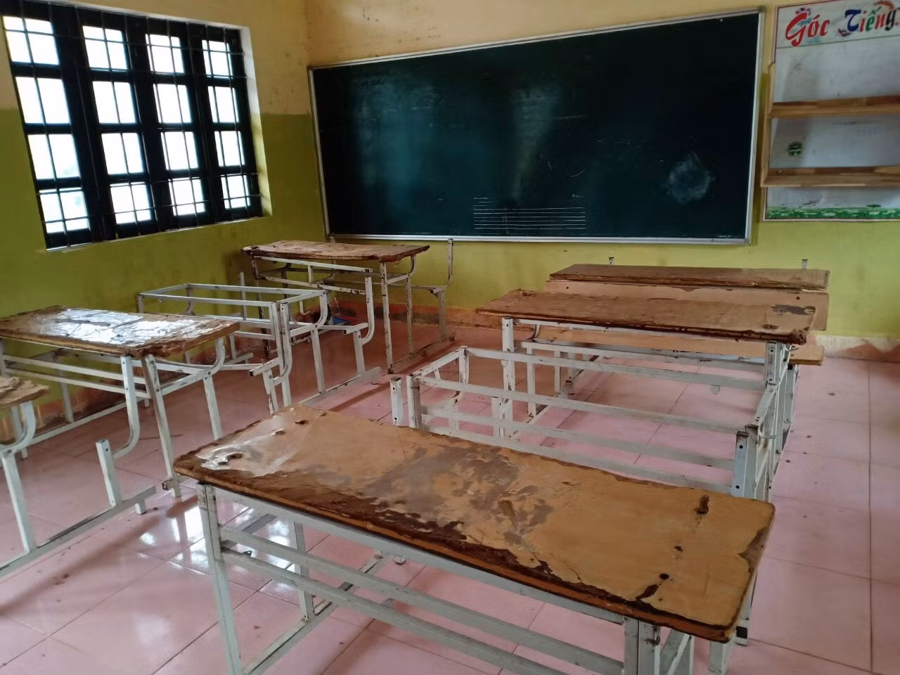 Huyện Mường Lát thiếu hàng trăm bộ bàn ghế học sinh trước năm học mới ảnh 2