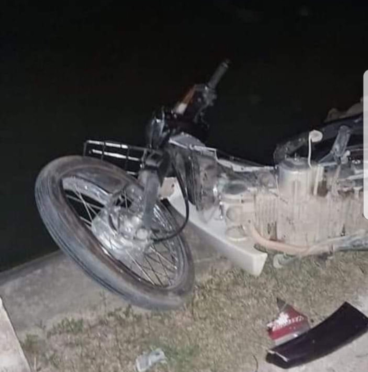 Tai nạn trong đêm: Bố chết, mẹ văng xuống sông, bé 4 tuổi gào khóc nhờ tìm mẹ ảnh 1