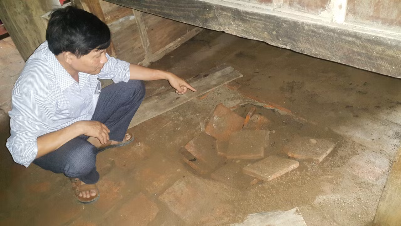 Bảo vệ đào trộm hậu cung đền thờ Đức thánh tìm cổ vật ảnh 2