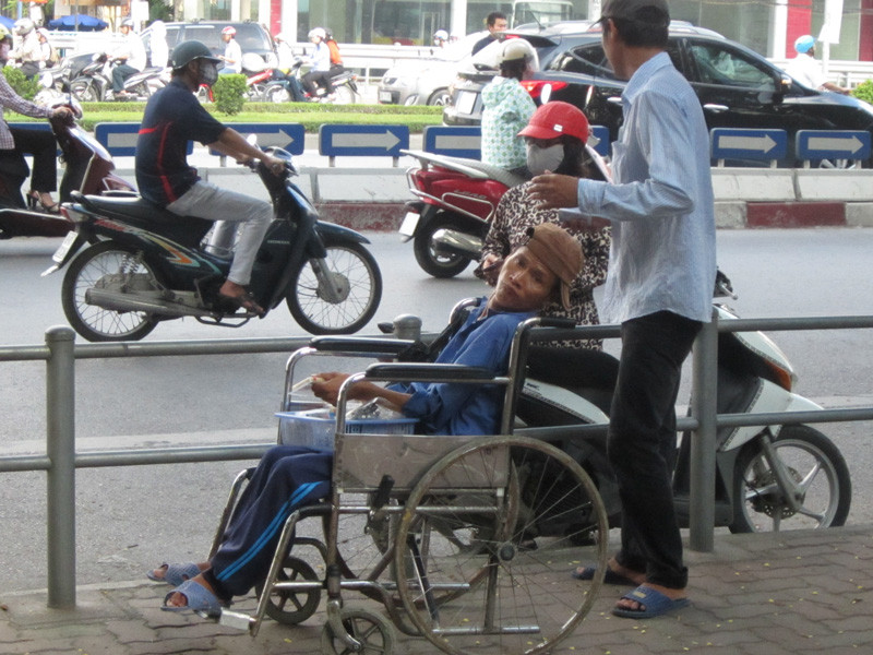 Người khuyết tật cũng đi bán cả tăm tre ở cổng DDH Bách Khoa