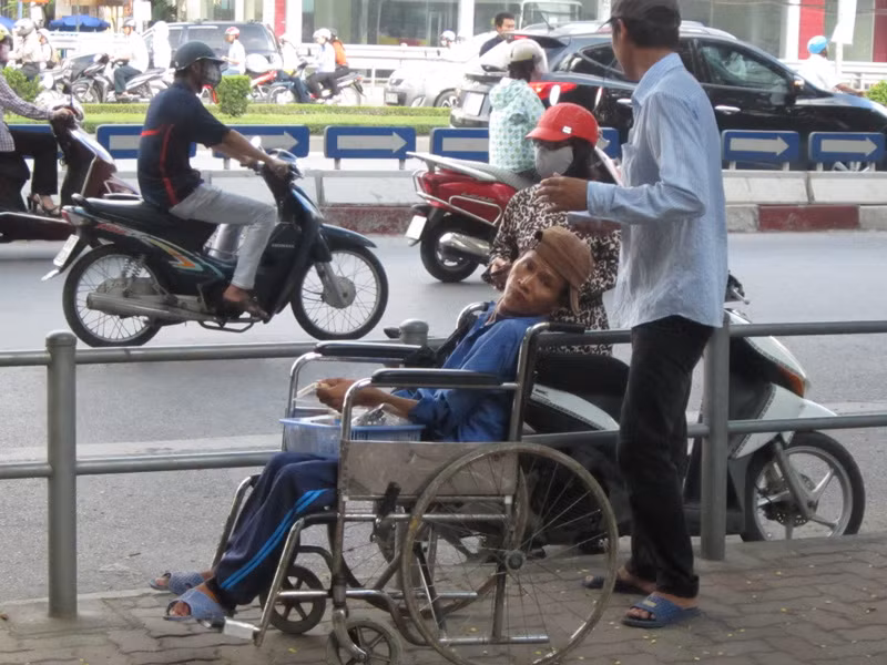 Người khuyết tật cũng đi bán cả tăm tre ở cổng DDH Bách Khoa