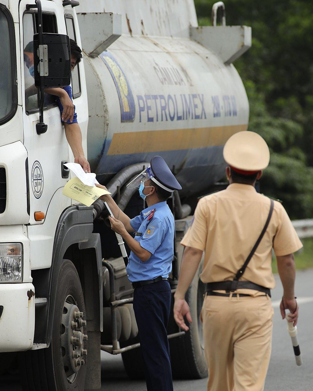 Dù có mã QR nhưng tài xế vẫn phải xuất trình giấy xét nghiệm âm tính tại một số chốt kiểm dịch. Ảnh: Mạnh Thắng