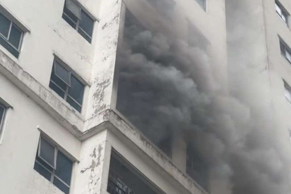 Hình ảnh khói đen bốc ra từ căn hộ được người dân chia sẻ. Hình ảnh khói đen bốc ra từ căn hộ được người dân chia sẻ.