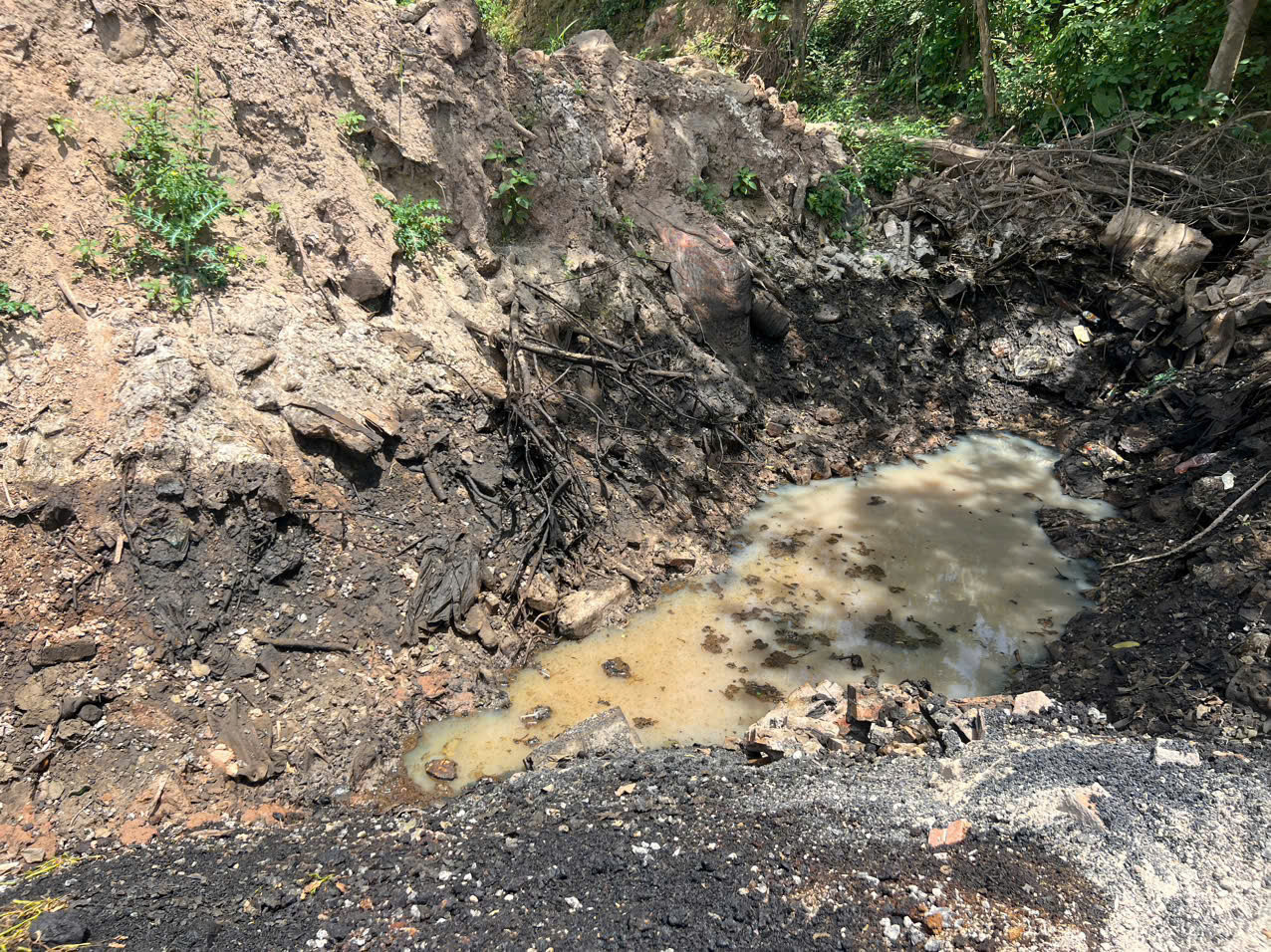 Khu vực hố đối tượng đổ bã dầu thải. Khu vực hố đối tượng đổ bã dầu thải.