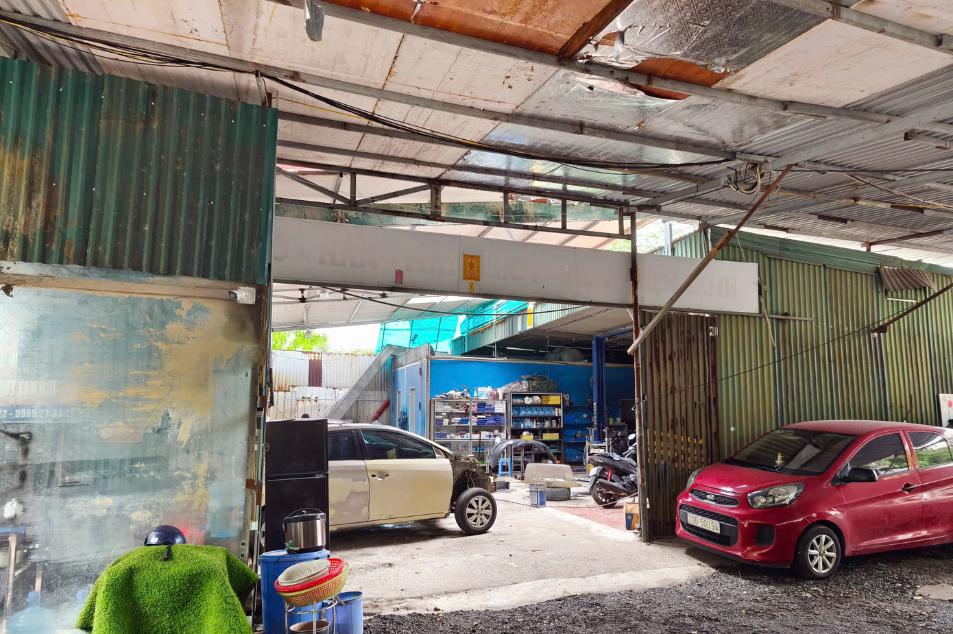 Tiếp tục mở rộng điều tra, từ năm 2020 đến nay, Nguyễn Xuân Chinh cùng Nguyễn Mạnh Hà bàn bạc, trao đổi với Nguyễn Thị Ánh Tuyết, Đinh Thị Vân Anh để nhận 840 triệu đồng của 3 đơn vị vi phạm trật tự đô thị khác để chi cho hoạt động chung của đơn vị, quà biếu và cá nhân Bí thư Chinh, tổng số tiền các đối tượng đã nhận hối lộ là hơn 1,1 tỷ đồng.