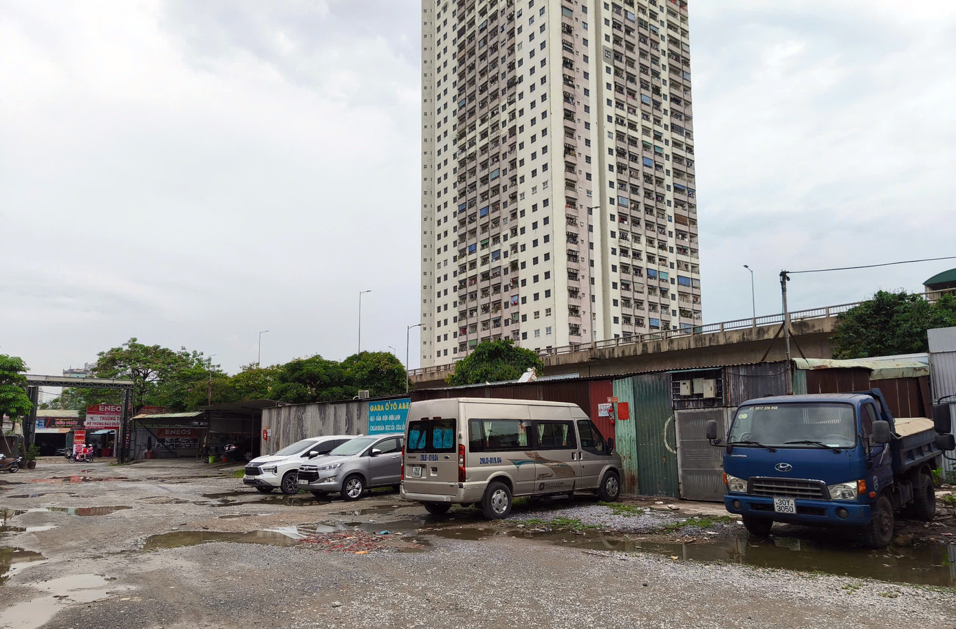 Theo tìm hiểu của phóng viên, các bãi xe liên quan đến vụ việc gồm: bãi tại khu đất CC2A bán đảo Linh Đàm, phường Hoàng Liệt; tại ô đất CC6B khu đô thị Bán đảo Linh Đàm, phường Hoàng Liệt và bãi tại ô đất ĐX3, phường Hoàng Liệt.