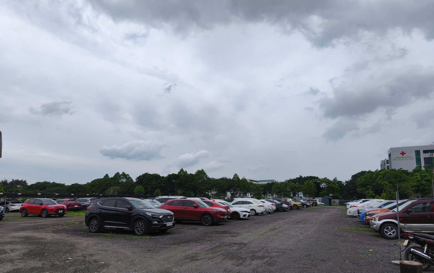 Lo sợ mất trắng, ông H. đã nộp tiền cho Nguyễn Thị Ánh Tuyết và Đinh Thị Vân Anh. Từ tháng 8/2024 đến nay, ông H. đã nộp tổng cộng 310 triệu đồng. Thời điểm này, ông Chinh giữ chức vụ Chủ tịch UBND phường Hoàng Liệt kiêm Bí thư Đảng ủy phường. Đến ngày 1/3/2025, Chủ tịch UBND quận Hoàng Mai đã điều động, bổ nhiệm người khác giữ chức Chủ tịch UBND phường Hoàng Liệt.