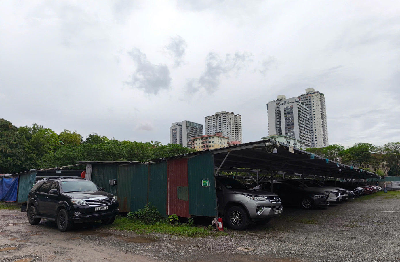 Đến chiều ngày 6/5, Nguyễn Mạnh Hà yêu cầu ông H. "gửi quà" dịp lễ 30/4 và 1/5 cho Bí thư Nguyễn Xuân Chinh và cá nhân Hà để tiếp tục tạo điều kiện cho bãi xe hoạt động.