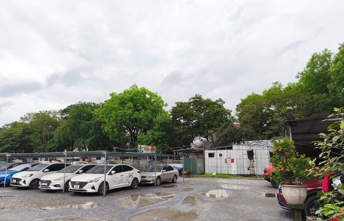 Giữa tháng 8/2024, Nguyễn Mạnh Hà đã gặp người quản lý bãi xe và thông báo về chỉ đạo của Nguyễn Xuân Chinh với nội dung, nếu bãi xe muốn tiếp tục hoạt động, ông H. phải "đóng góp ủng hộ vào quỹ công đoàn phường" số tiền 50 triệu đồng/2 tháng.