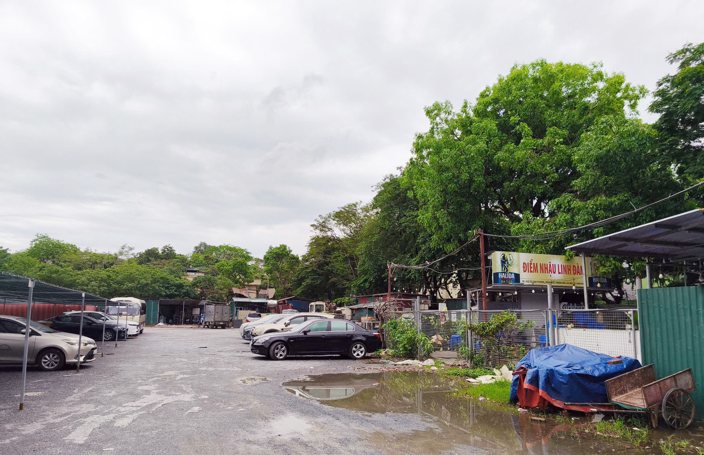 Cụ thể, ông N.T.H (SN 1978) kinh doanh bãi trông giữ xe 4.000m2 tại phường Hoàng Liệt. Mặc dù chưa được cấp phép kinh doanh nhưng bãi xe vẫn ngang nhiên hoạt động, thu tiền của chủ phương tiện.