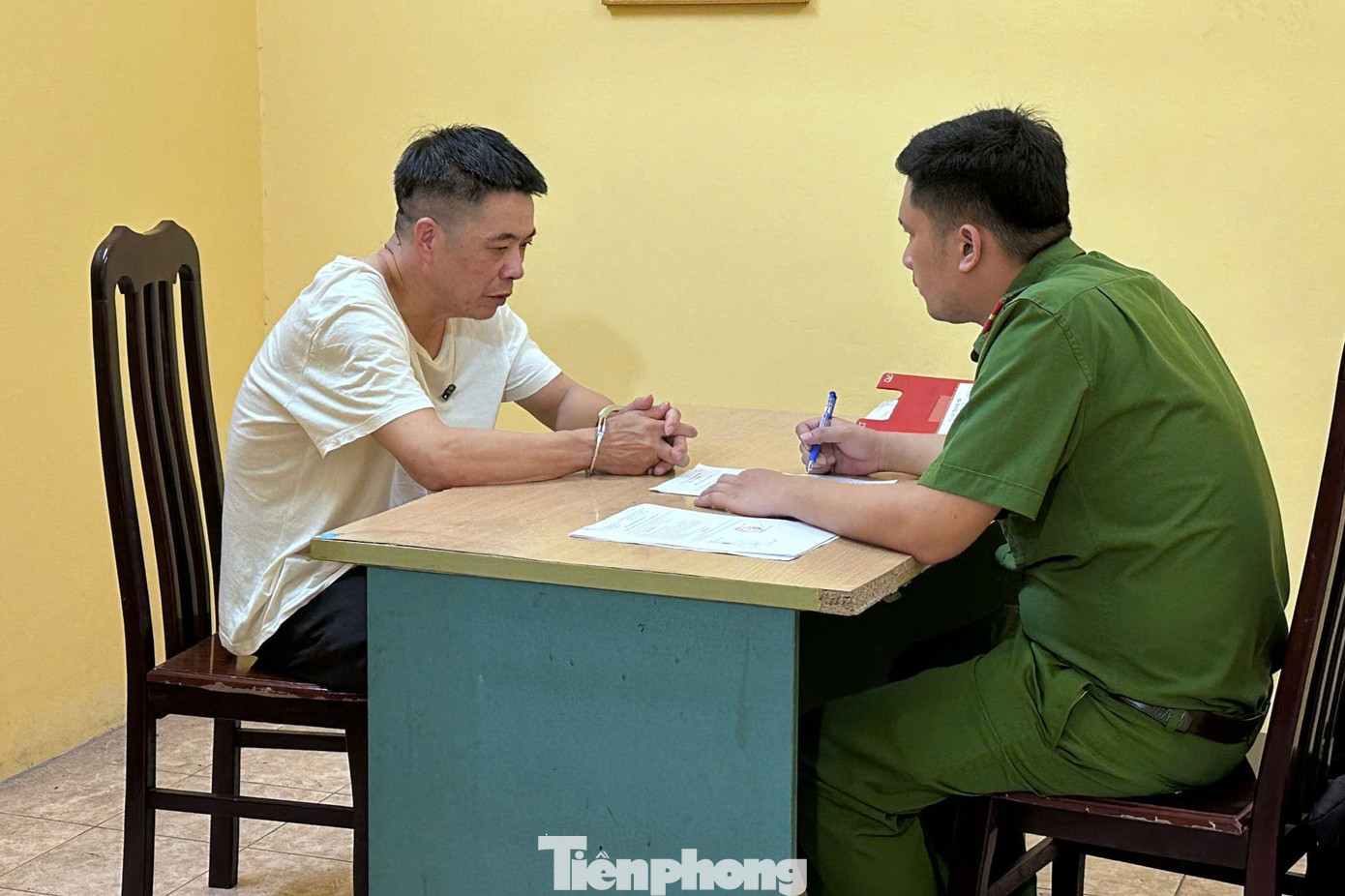 Ông Nguyễn Xuân Phiến và Nguyễn Văn Phích tại cơ quan điều tra. Ông Nguyễn Xuân Phiến và Nguyễn Văn Phích tại cơ quan điều tra.