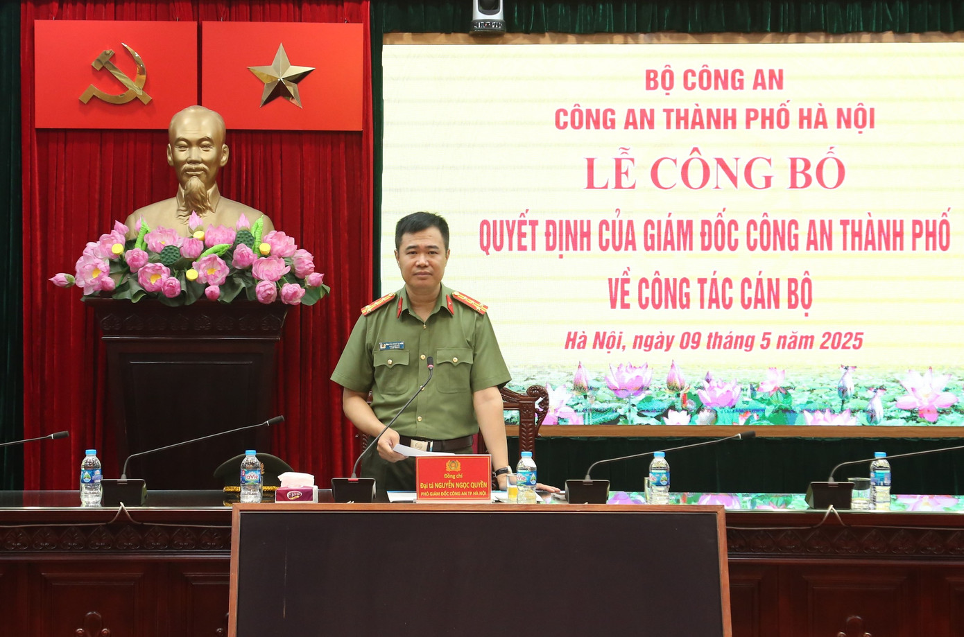 Lễ công bố quyết định về việc nghỉ công tác hưởng chế độ hưu trí, chờ hưởng chế độ hưu trí đối với 30 lãnh đạo, chỉ huy cấp phòng và tương đương thuộc các đơn vị thuộc Công an Hà Nội. Lễ công bố quyết định về việc nghỉ công tác hưởng chế độ hưu trí, chờ hưởng chế độ hưu trí đối với 30 lãnh đạo, chỉ huy cấp phòng và tương đương thuộc các đơn vị thuộc Công an Hà Nội.