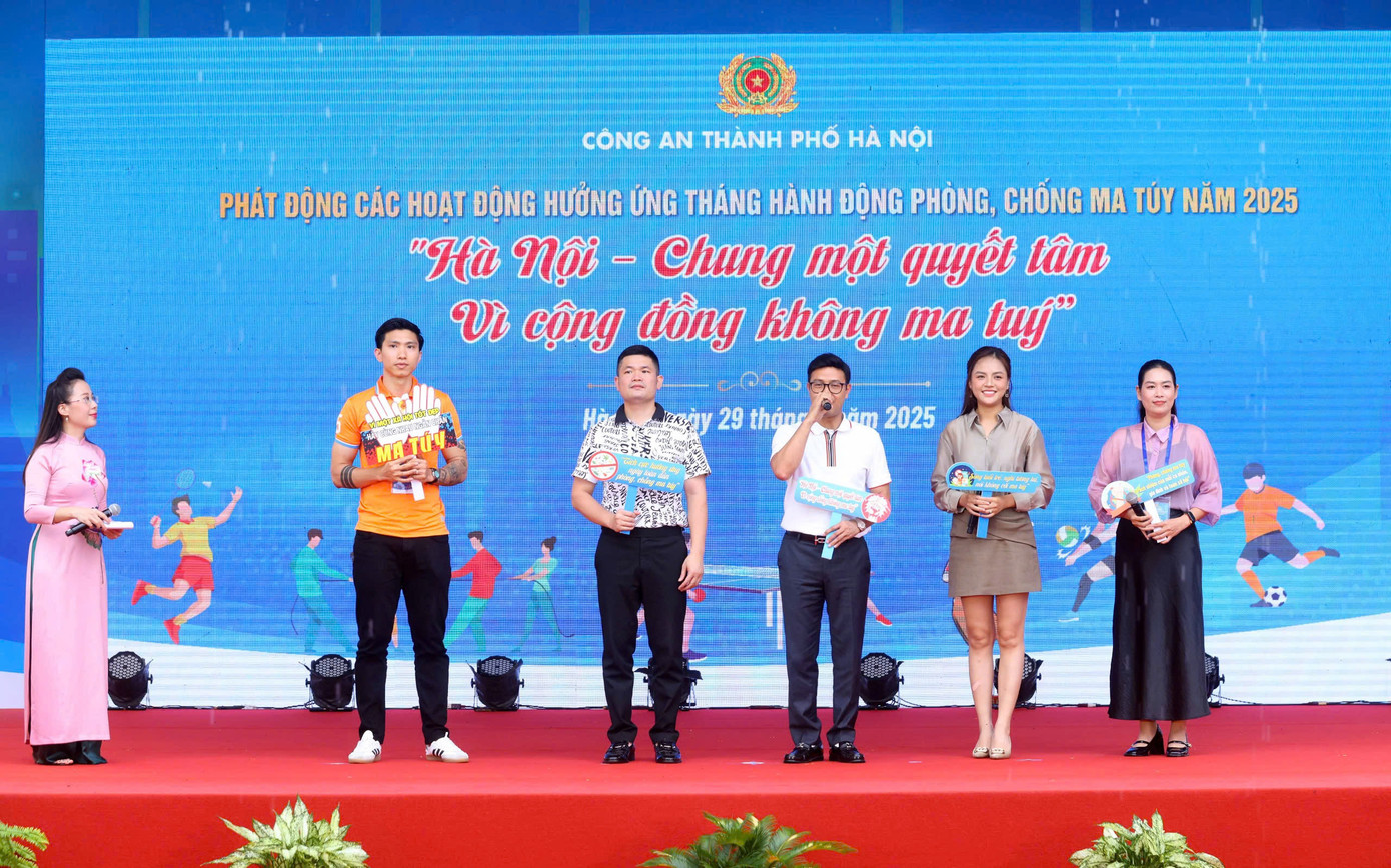 Các nghệ sĩ, diễn viên, cầu thủ bóng đá chia sẻ tại chương trình. Các nghệ sĩ, diễn viên, cầu thủ bóng đá chia sẻ tại chương trình.