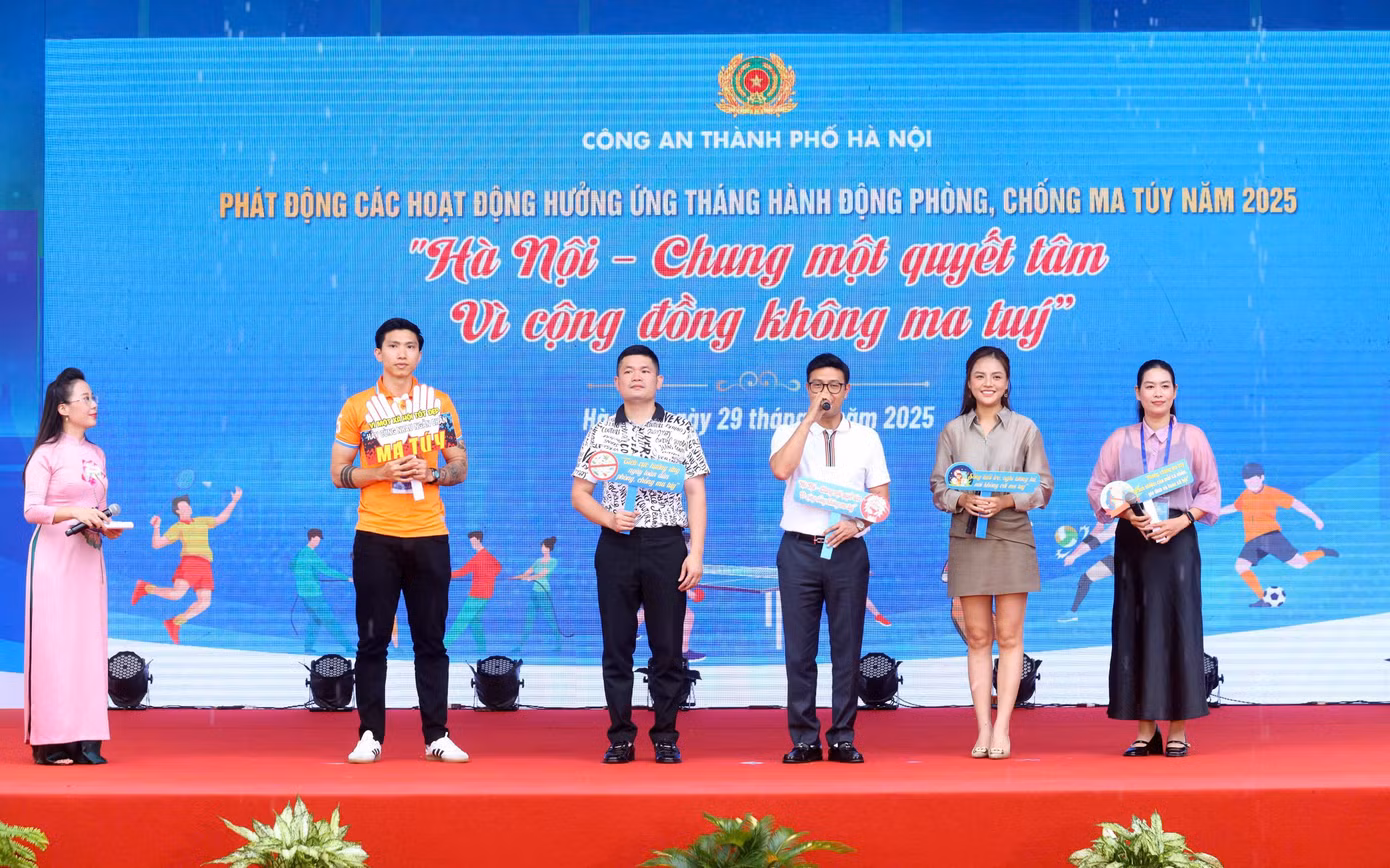 Các nghệ sĩ, diễn viên, cầu thủ bóng đá chia sẻ tại chương trình. Các nghệ sĩ, diễn viên, cầu thủ bóng đá chia sẻ tại chương trình.