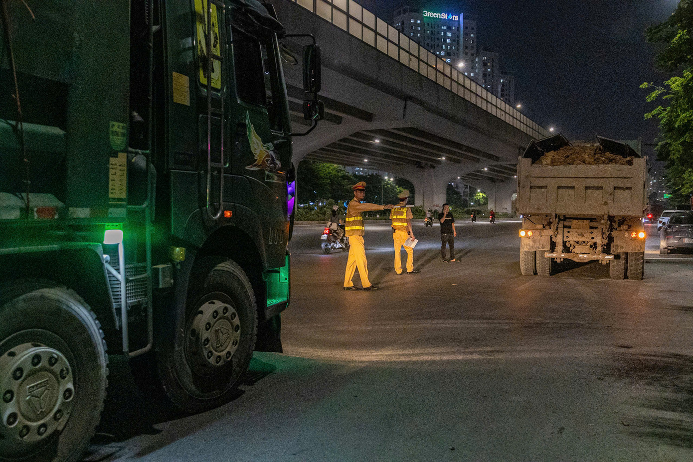 Tổ công tác Đội CSGT đường bộ số 6 làm nhiệm vụ xử lý vi phạm quá tải trọng. Tổ công tác Đội CSGT đường bộ số 6 làm nhiệm vụ xử lý vi phạm quá tải trọng.