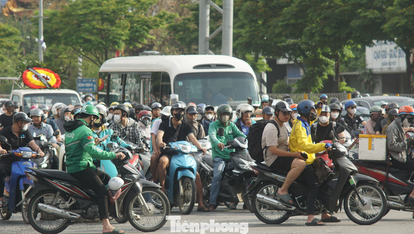 Lực lượng CSGT khuyến cáo người dân khi di chuyển trở lại Thủ đô cần chủ động thời gian, tránh đi vào khung giờ cao điểm chiều tối; tuân thủ nghiêm hiệu lệnh của lực lượng chức năng và hệ thống đèn tín hiệu giao thông. Tuyệt đối không điều khiển phương tiện sau khi đã sử dụng rượu bia, không phóng nhanh, vượt ẩu, luôn chú ý quan sát và giữ khoảng cách an toàn với các phương tiện khác.