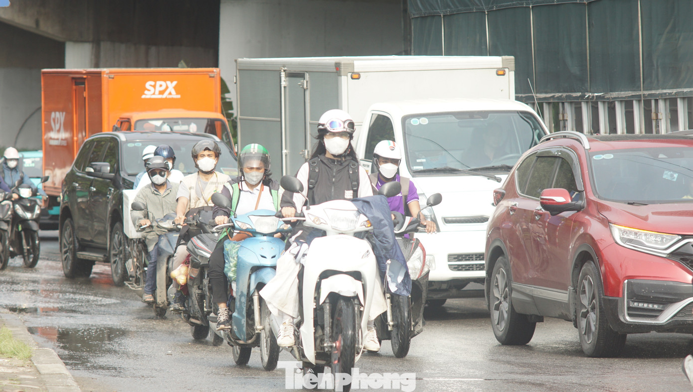 Tại khu vực tuyến Vành đai 3, Phạm Hùng, Phạm Văn Đồng và khu vực lân cận bến xe Mỹ Đình bắt đầu tăng từ khoảng 15h cùng ngày. Đội CSGT đường bộ số 6 đã bố trí cán bộ, chiến sĩ ứng trực tại các chốt trọng điểm, phối hợp với các lực lượng chức năng tổ chức phân luồng từ xa, đồng thời triển khai tổ tuần tra cơ động để kịp thời xử lý các tình huống phát sinh, giữ vững trật tự an toàn giao thông trên toàn tuyến.