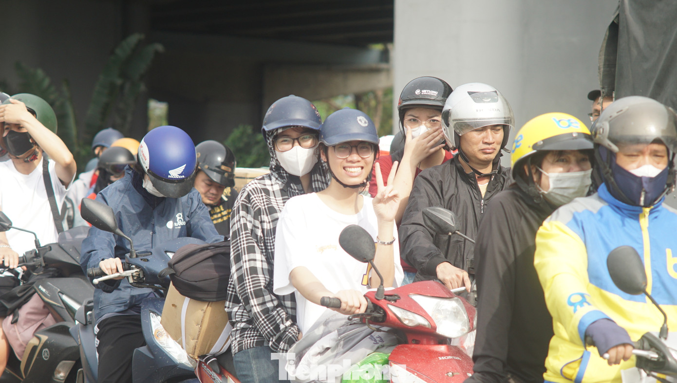 Các tuyến trọng điểm do Đội Cảnh sát giao thông đường bộ số 7 phụ trách như Nguyễn Trãi, Nguyễn Xiển, Lê Văn Lương, Lê Trọng Tấn cũng bắt đầu tăng cao từ chiều 4/5. Các tổ công tác của đơn vị đã chủ động điều tiết, kiểm soát chặt tại các nút giao trọng điểm, đồng thời tăng cường tuần tra cơ động để xử lý kịp thời các tình huống phát sinh.