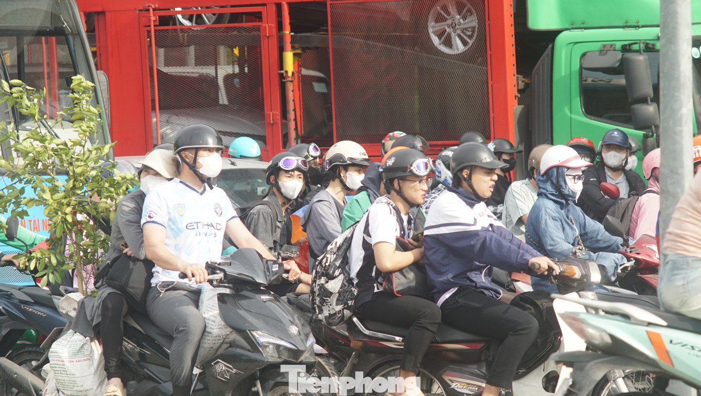 Người dân di chuyển về Thủ đô sau kỳ nghỉ kéo dài 5 ngày.