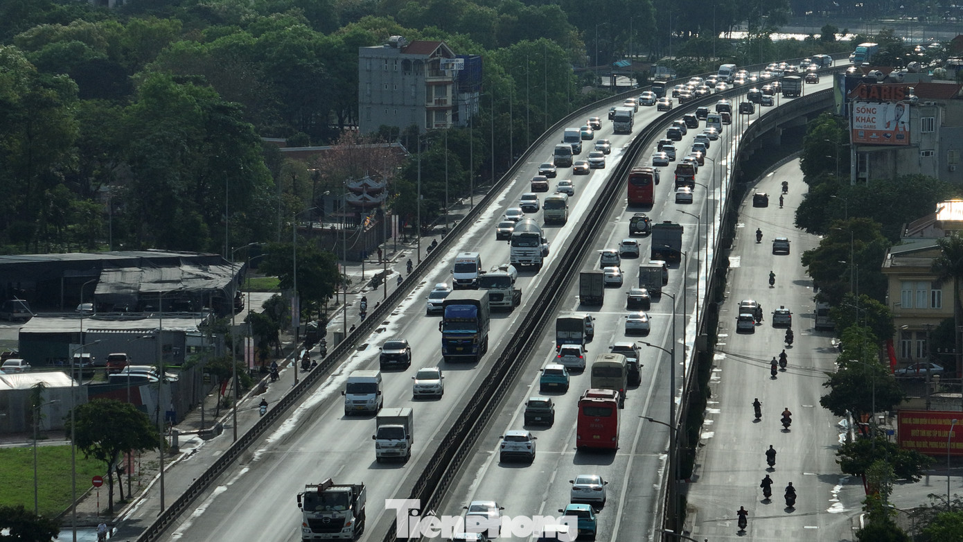 Ghi nhận tại thời điểm cao điểm chiều, mặc dù mật độ xe đông, nhất là xe khách, xe cá nhân chở người và hành lý quay lại Hà Nội, nhưng chưa xảy ra tình trạng ùn tắc nghiêm trọng. Lực lượng Cảnh sát giao thông đã bố trí 100% quân số bám chốt, tăng cường tuần tra cơ động để kịp thời phân luồng, xử lý các tình huống phát sinh.