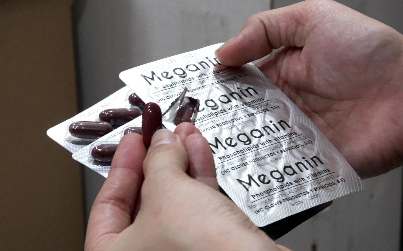 Kết quả khám xét khẩn cấp tại các địa điểm thu giữ 30 khuôn dập gân vỏ hộp, 28.531 hộp thực phẩm chức năng, 34.822 lọ thực phẩm chức năng, 38.935 vỉ chứa các viên thực phẩm chức năng, 8.535 thùng chứa nhiều vỏ hộp các loại, gần 100 thùng tem nhãn, các loại máy móc, dây chuyền, công cụ, nguyên vật liệu… để sản xuất hàng giả, tương đương hơn 100 tấn hàng hóa là thực phẩm chức năng, thiết bị y tế giả (khoảng hơn 100 mã sản phẩm khác nhau).