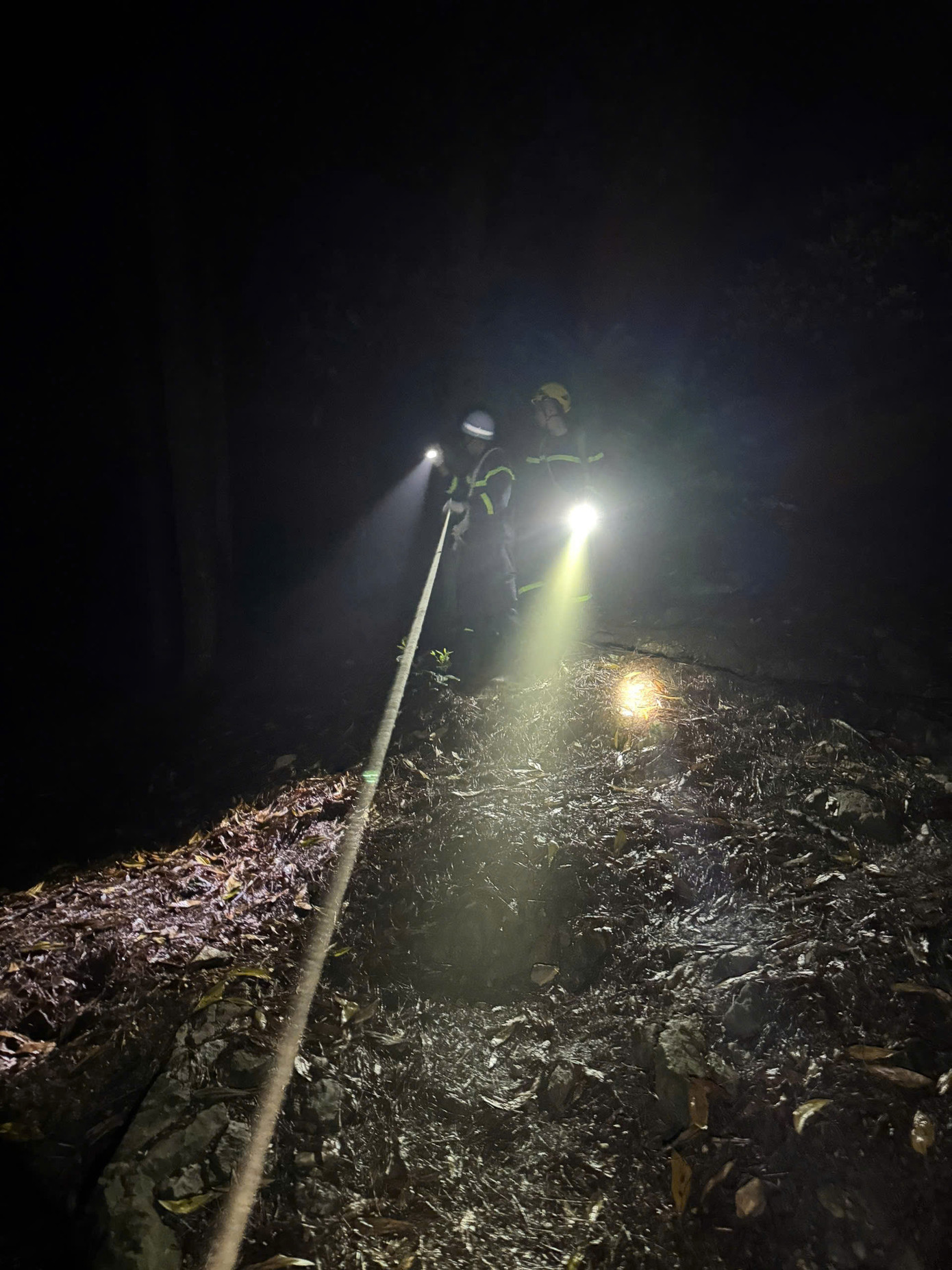 Lực lượng Cảnh sát PCCC&amp;CNCH Hà Nội triển khai tìm kiếm, cứu nạn các nạn nhân.