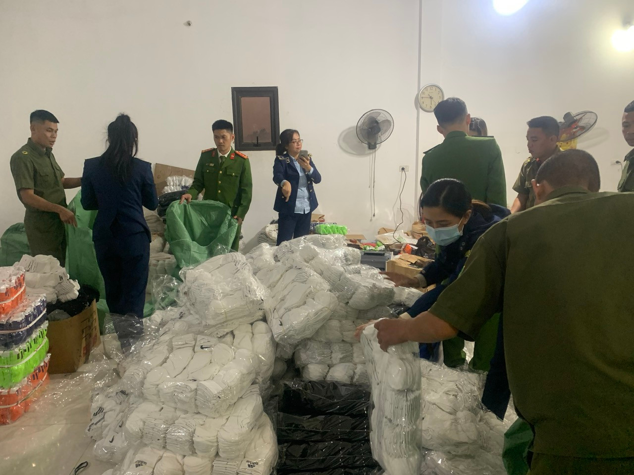 Lực lượng chức năng kiểm tra cơ sở sản xuất.