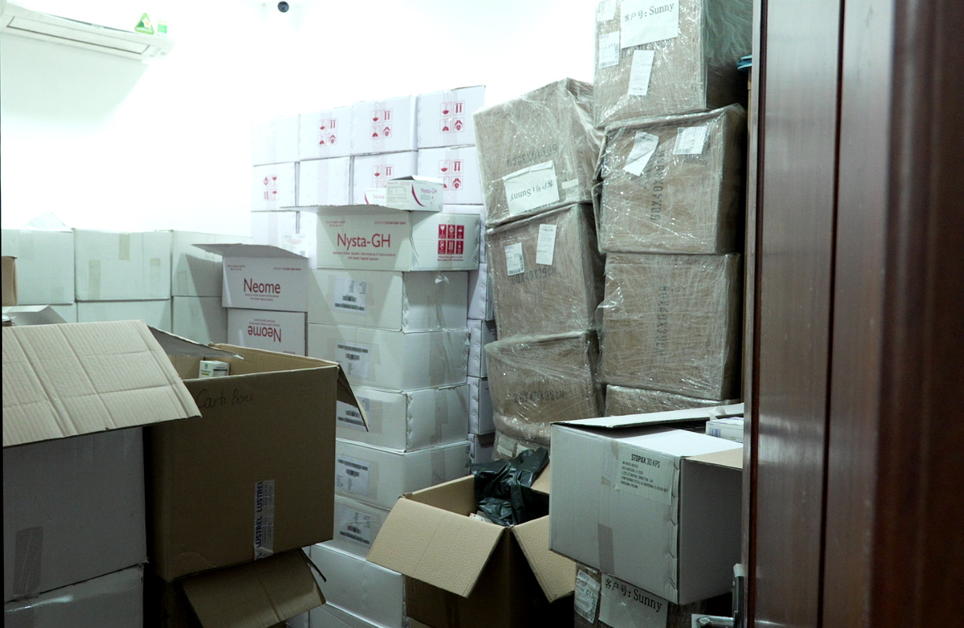 Các đối tượng khai nhận đã sản xuất, buôn bán hàng giả từ năm 2020, và bán tại nhiều hiệu thuốc, bệnh viện rải rác trên toàn quốc.