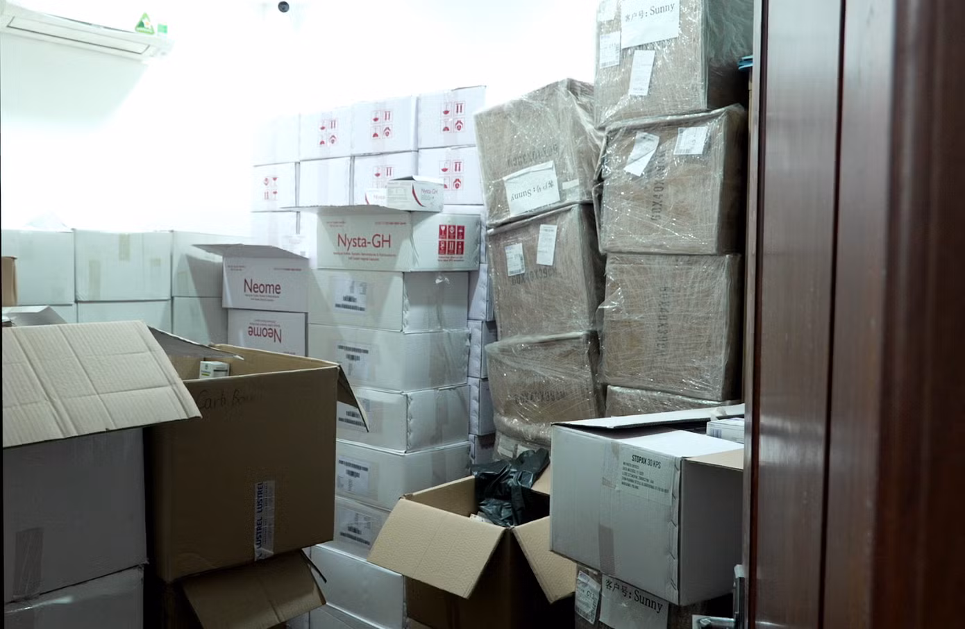 Các đối tượng khai nhận đã sản xuất, buôn bán hàng giả từ năm 2020, và bán tại nhiều hiệu thuốc, bệnh viện rải rác trên toàn quốc.