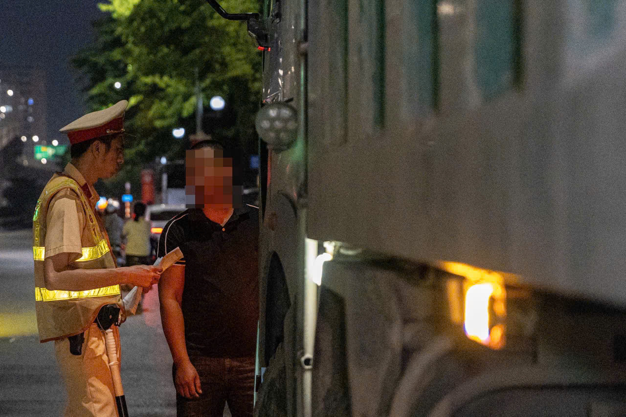 Nhiều tài xế xe quá tải chọn đêm vắng để né tránh CSGT. Nhiều tài xế xe quá tải chọn đêm vắng để né tránh CSGT.