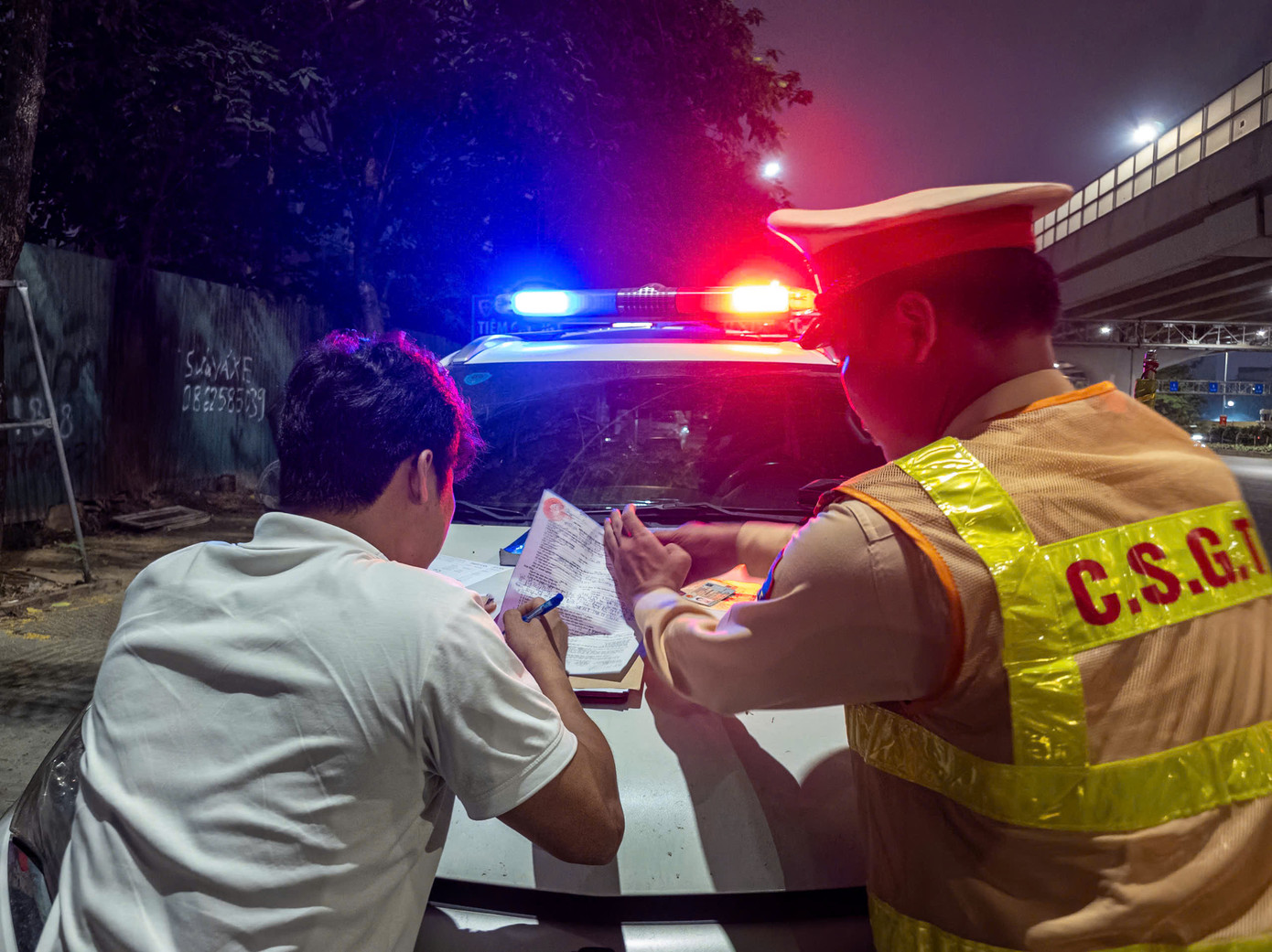 CSGT đưa phương tiện đi cân tải trọng, lập biên bản vi phạm. CSGT đưa phương tiện đi cân tải trọng, lập biên bản vi phạm.