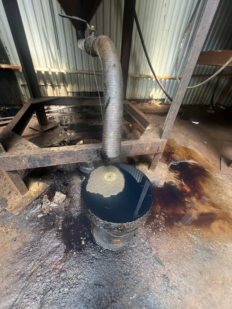 Dầu được tái chế tại nhà xưởng. Dầu được tái chế tại nhà xưởng.