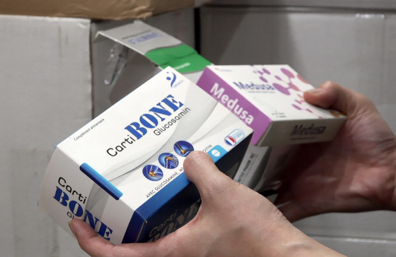 Kết quả khám xét khẩn cấp tại các địa điểm thu giữ 30 khuôn dập gân vỏ hộp, 28.531 hộp thực phẩm chức năng, 34.822 lọ thực phẩm chức năng, 38.935 vỉ chứa các viên thực phẩm chức năng, 8.535 thùng chứa nhiều vỏ hộp các loại, gần 100 thùng tem nhãn, các loại máy móc, dây chuyền, công cụ, nguyên vật liệu… để sản xuất hàng giả, tương đương hơn 100 tấn hàng hóa là thực phẩm chức năng, thiết bị y tế giả (khoảng hơn 100 mã sản phẩm khác nhau).