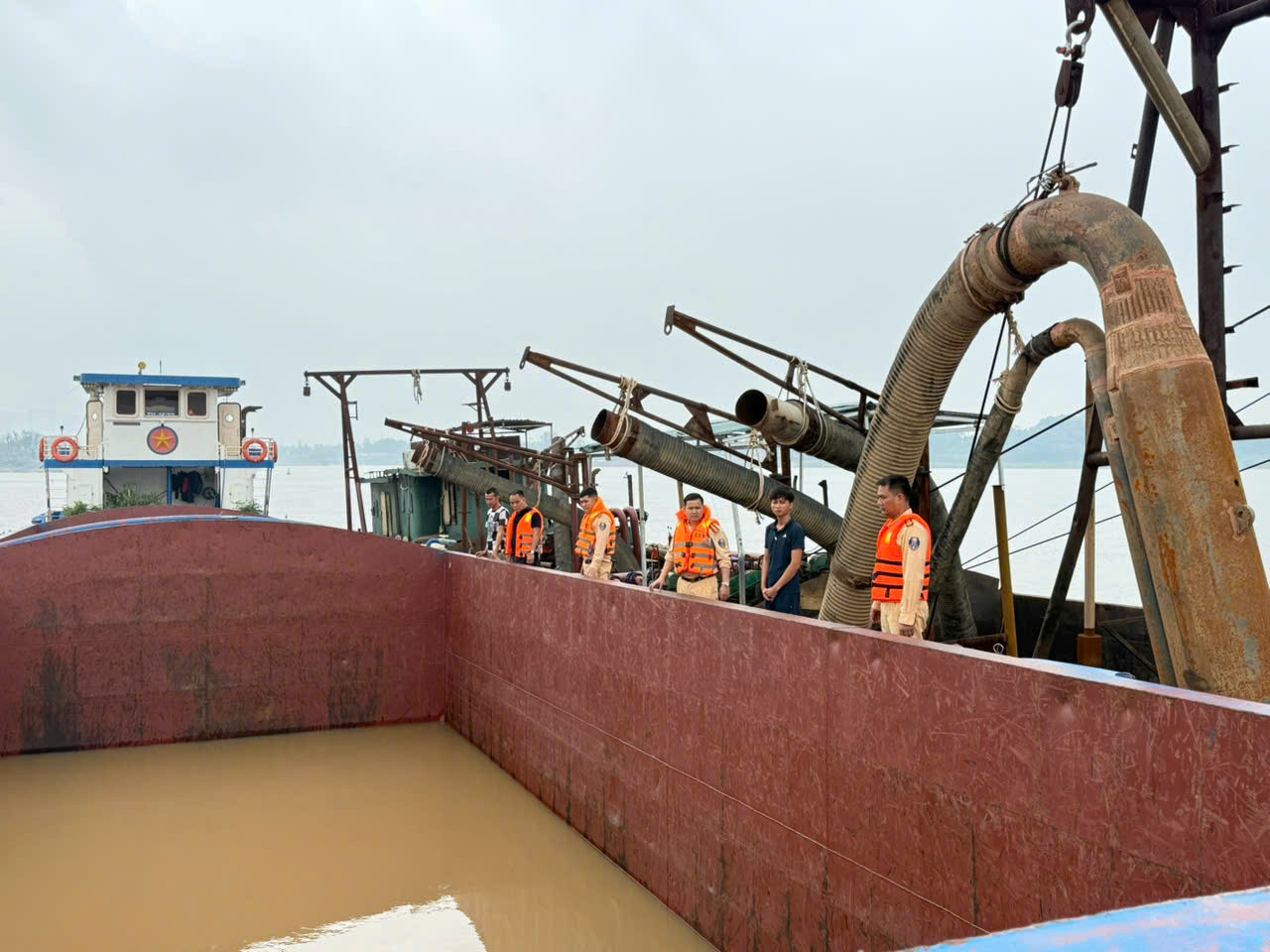 Tàu hút cát trái phép trên sông Hồng bị tổ công tác bắt giữ.