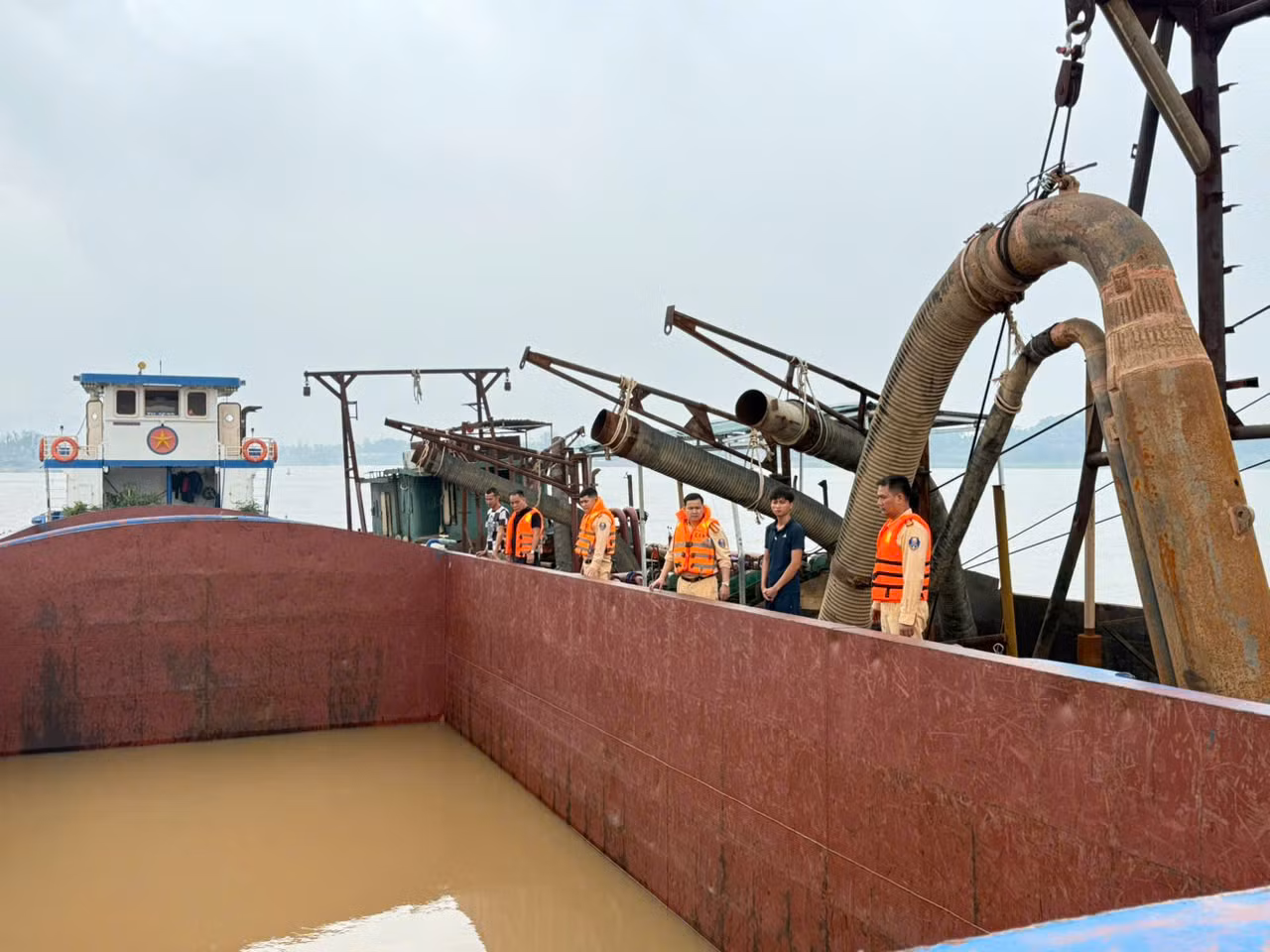 Tàu hút cát trái phép trên sông Hồng bị tổ công tác bắt giữ.
