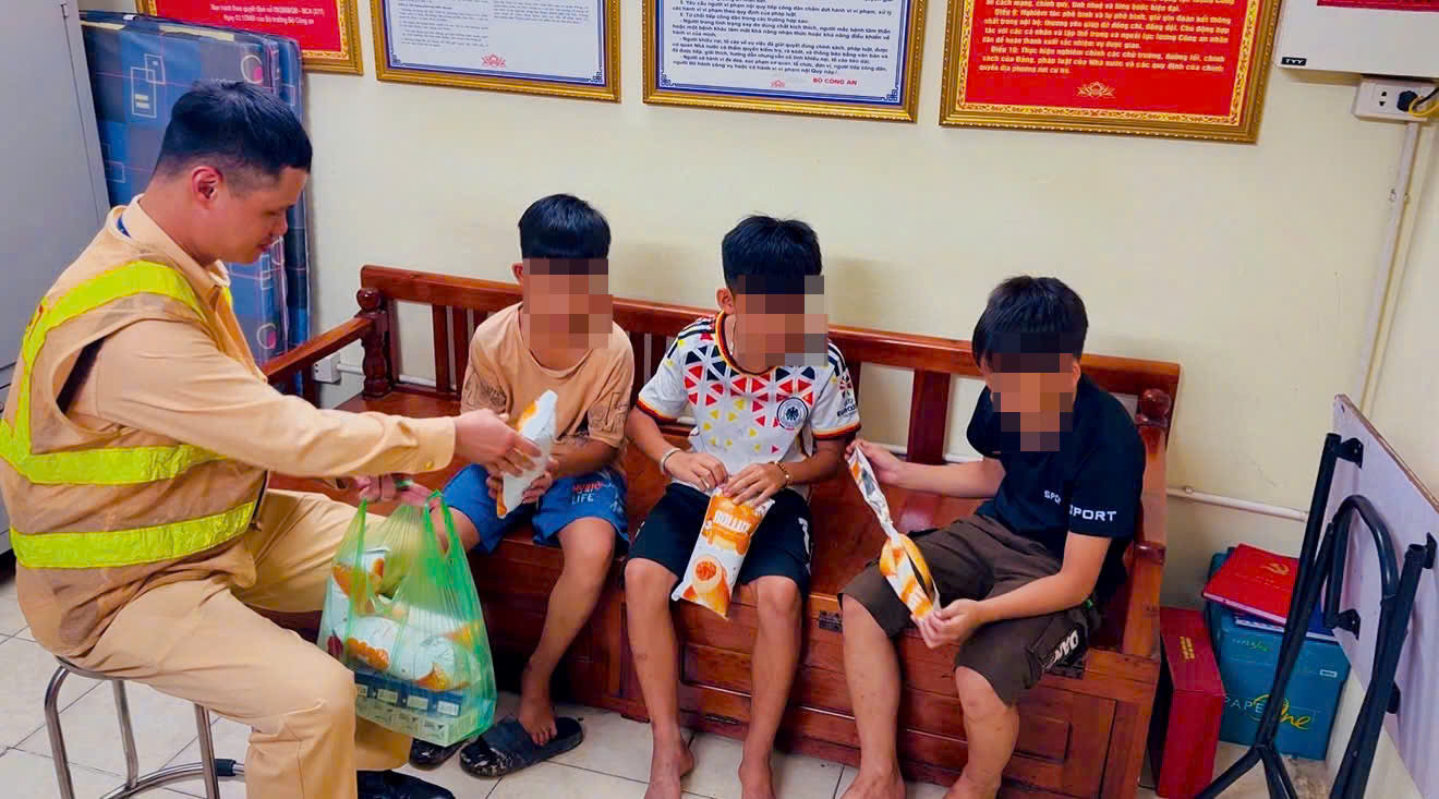 Cán bộ CSGT giúp đỡ đưa các cháu về trụ sở.