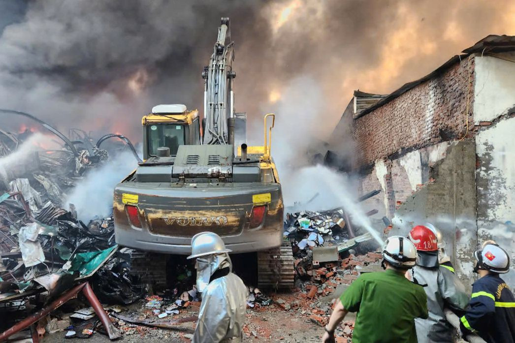 Lực lượng PCCC&CNCH triển khai chữa cháy. Lực lượng PCCC&CNCH triển khai chữa cháy.