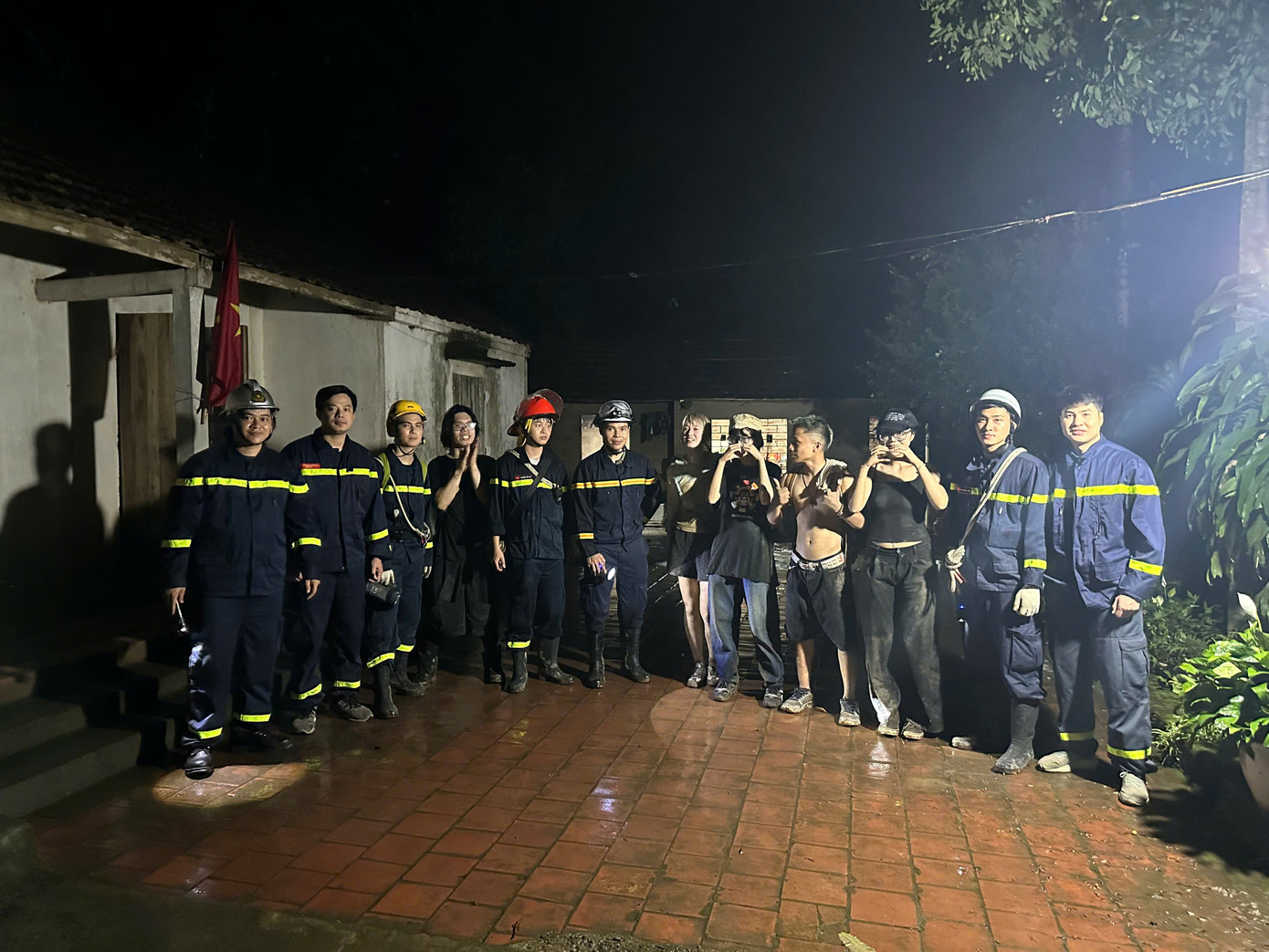 Cả 5 người đều được đưa xuống núi an toàn.