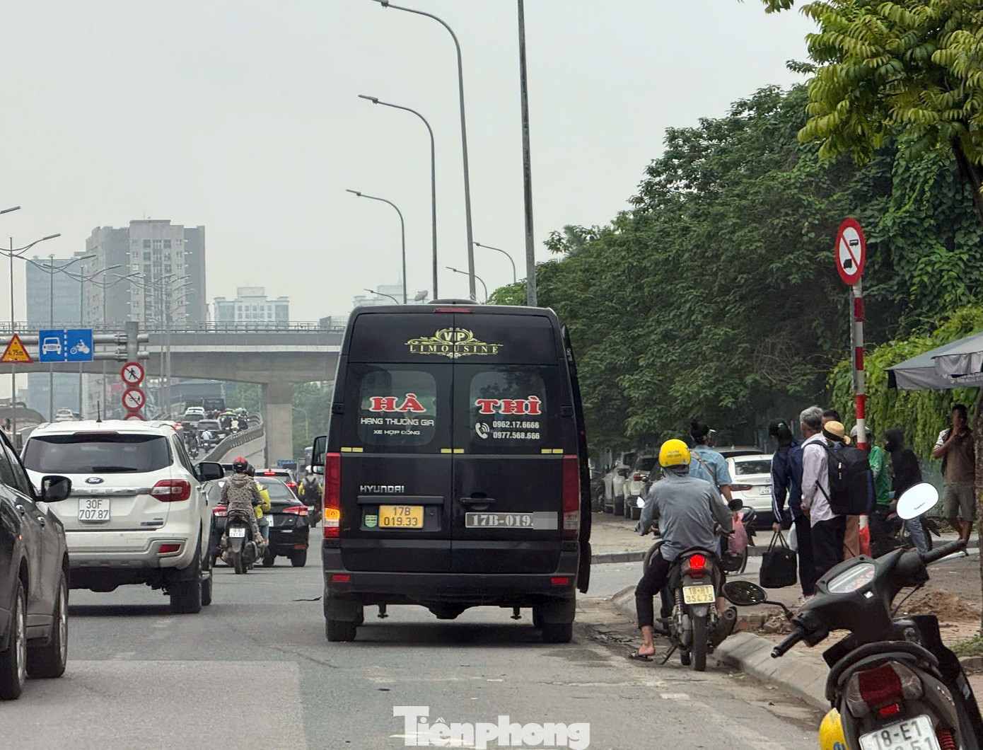 Tổ công tác dừng phương tiện kiểm tra. Tổ công tác dừng phương tiện kiểm tra.