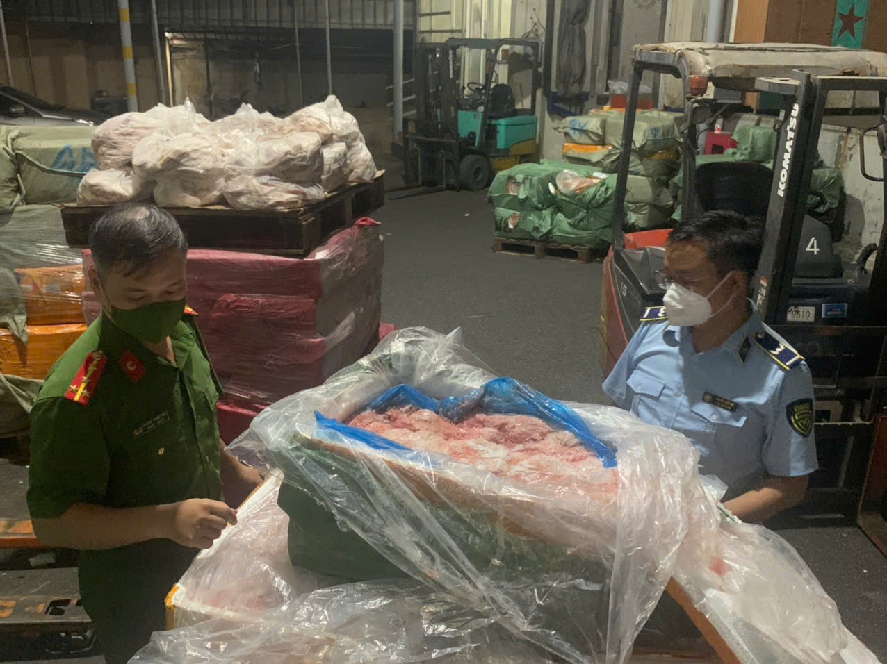 Cơ quan chức năng kiểm tra kho đông lạnh.